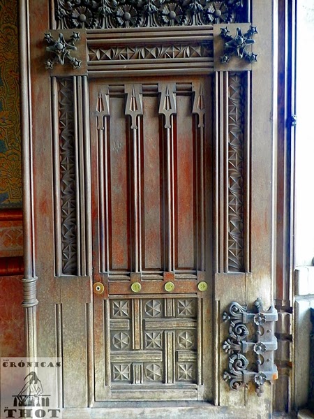 Puerta de la casa Pia Batlló en Rambla Catalunya