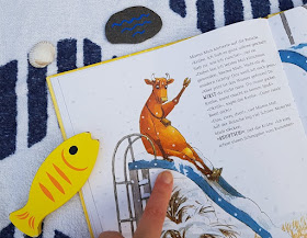 Mama Muh und die Küstenkinder spielen Sommer: Kinderbuch-Rezension und unsere Top 5 Ideen, um den Sommer ins Haus zu holen. Auch mitten im Winter kann man im Wohnzimmer Sommer spielen.