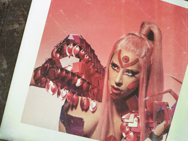 Lady Gaga futuriste et haute en couleur sur "Stupid Love"