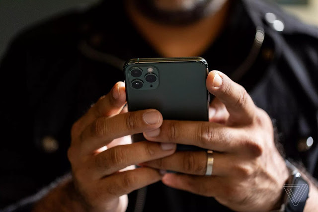 iPhone kullanıcısı görseli iPhone kullanıcısı görseli