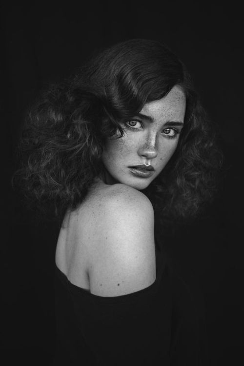 As belas modelos com sardas na fotografia de Agata Serge Agata Serge 500px arte fotografia fashion mulheres modelos sardas beleza preto e branco