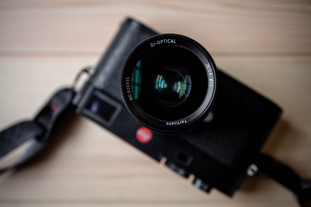 7artisans 28mm f/1.4 с камерой Leica