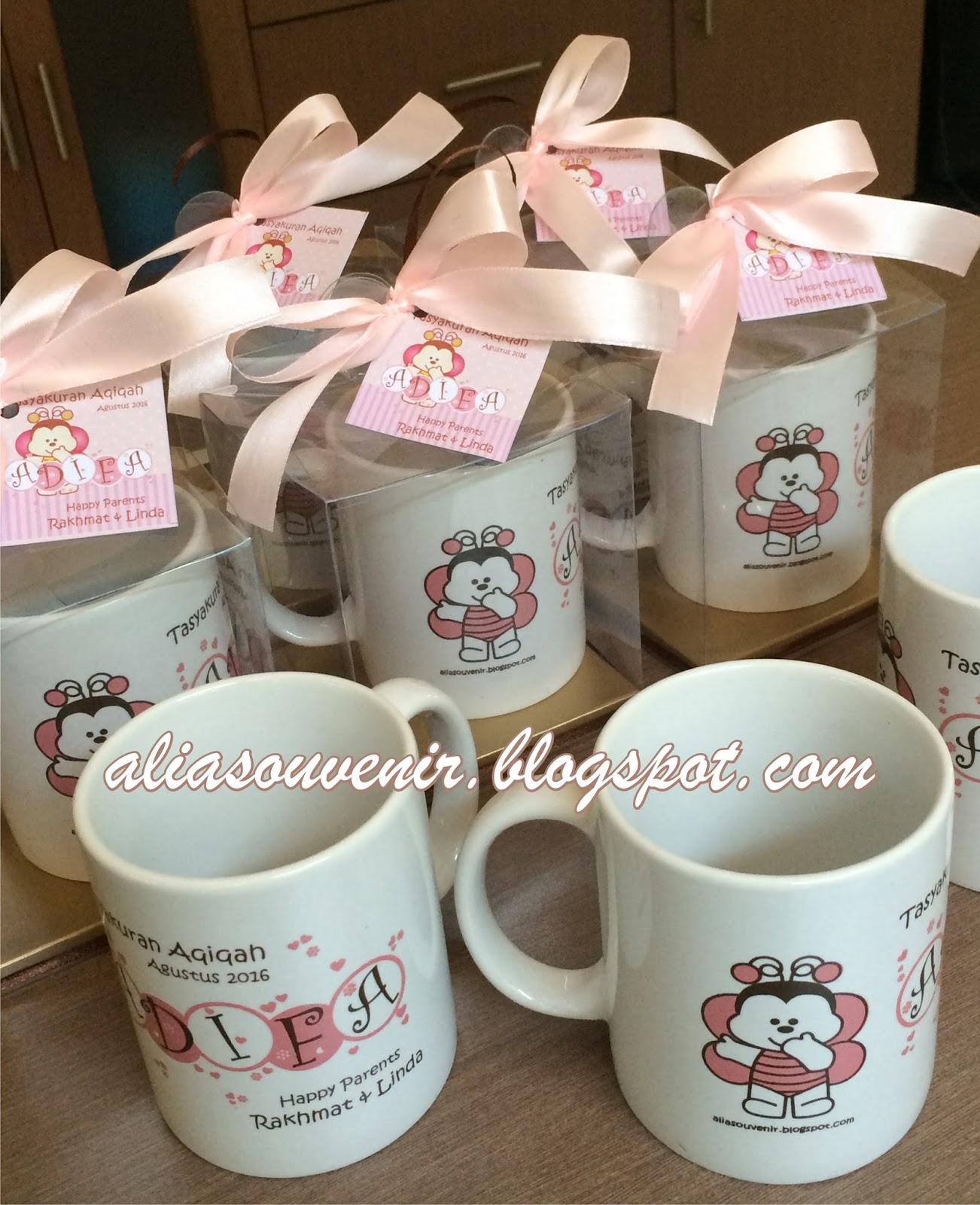 Souvenir Mug Sablon 2 Warna Design Kelahiran Bayi Kemas Mika dan Pita