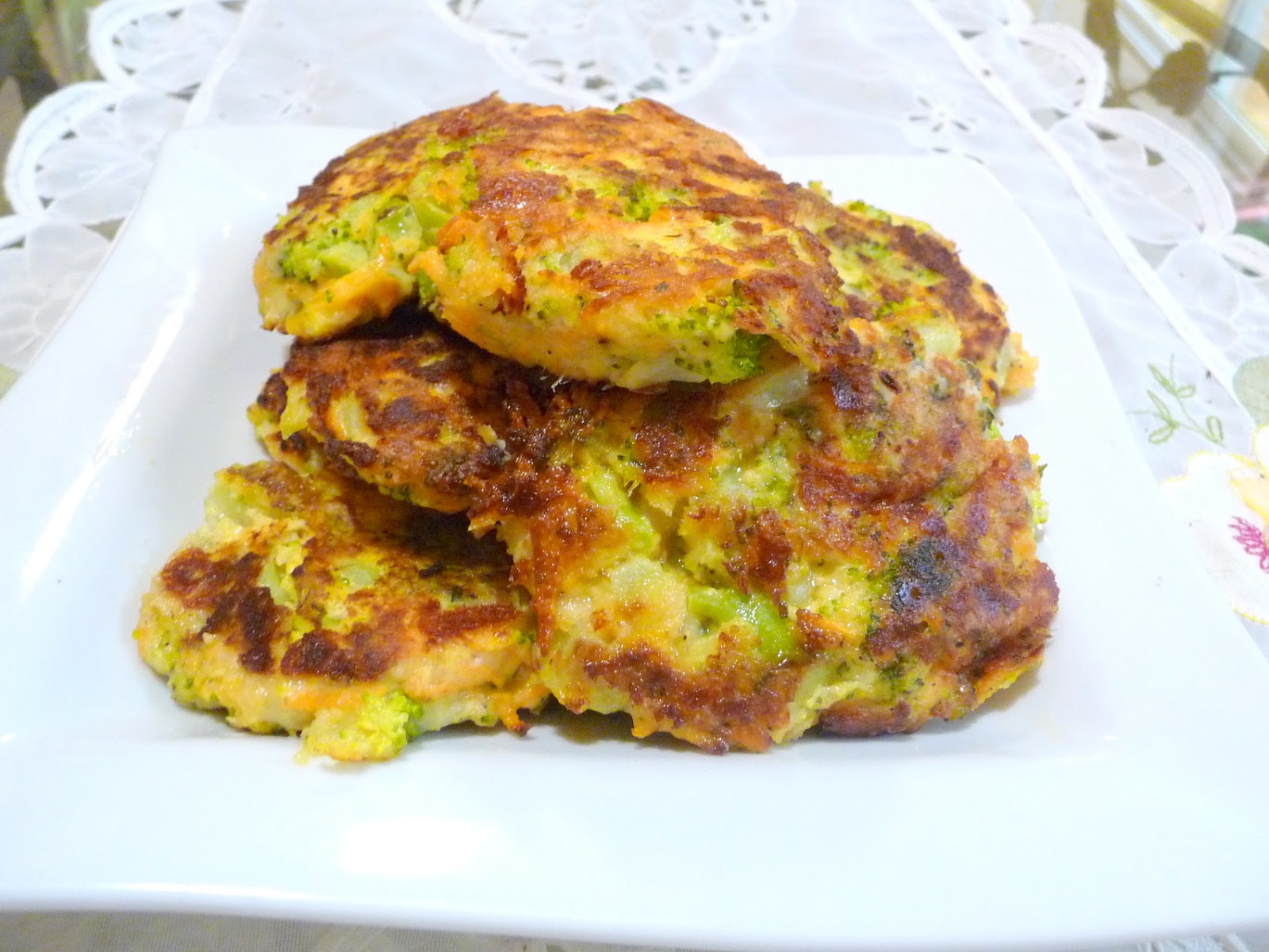 SPLENDID LOWCARBING BY JENNIFER ELOFF BROCCOLI CARROT FRITTERS