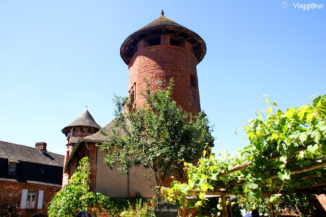 Una delle torri dei tanti edifici di Collonges la Rouge
