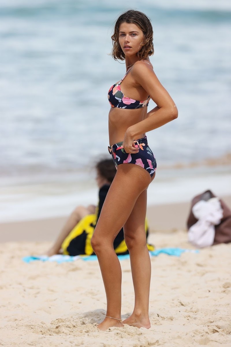 Georgia Fowler in Bikini at a Photoshoot on Bondi Beach 9 Oct -2020