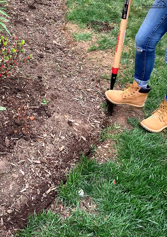 How to Give your Flower Beds a Sharp Edge Remodelando la Casa