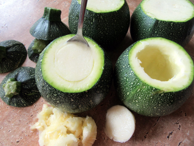 Okrugle tikvice punjene tunom 1 korak pripreme Round zucchinis stuffed with tuna by Laka kuharica: Cut the zucchini tops and remove the flesh