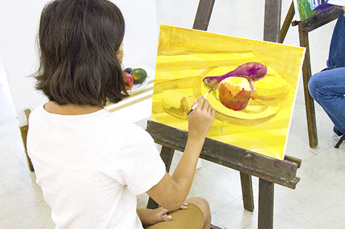 横浜美術学院の中学生教室 美術クラブ 「夏休み美術教室。」アクリル絵の具課題の制作風景