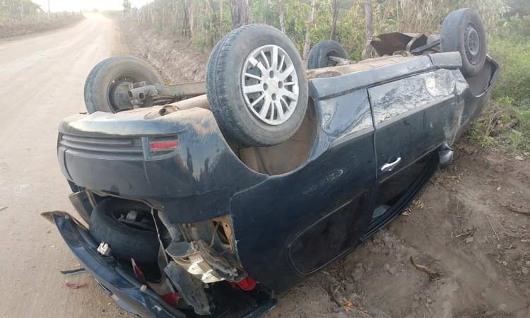 Jacobina: Veículo Palio capota na estrada da cachoeira dos Alves