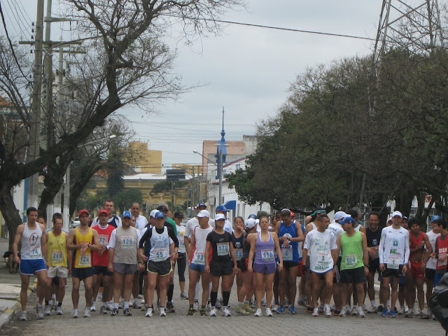Foto: Largada Etapa Gran Corridas de Rua - ACORRG 2012 - em torno de 50 atletas na prova...