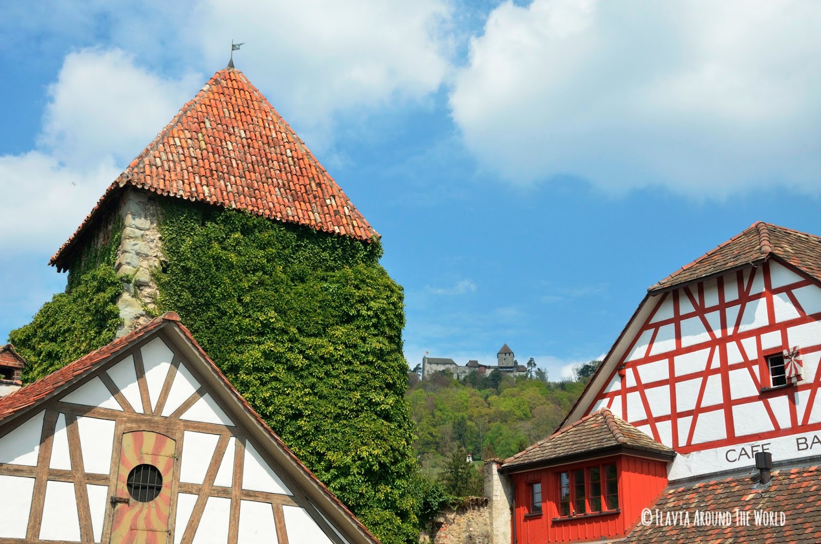 Vistas del castillo de Hohenklingen desde la orilla del río Vistas del castillo de Hohenklingen desde la orilla del río en Suiza