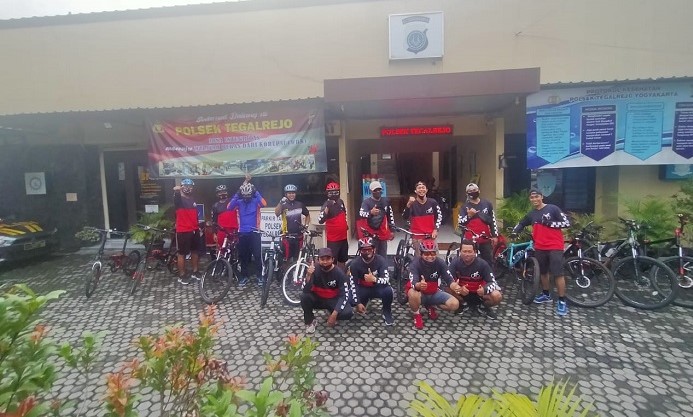 Sambil Gowes, Anggota Polsek Tegalrejo Sosialisasi Prokes Covid-19