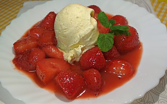 Fresas Flambeadas Al Ron Con Helado De Vainilla
