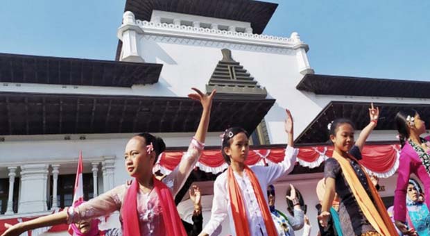 Galang Cinta Budaya, 700 Perempuan Menari Ketuk Tilu di Gedung Sate