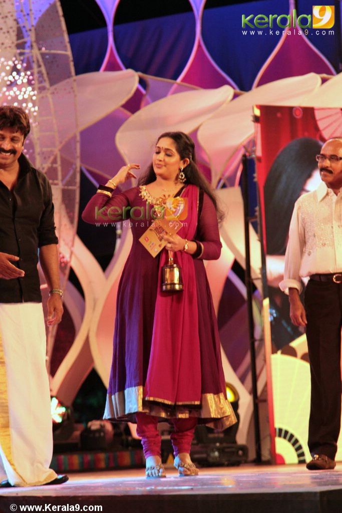 . kavya madhavan at surya tv film awards 2012 pictures