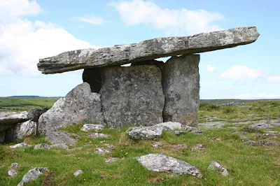 Situs Megalitik: Perbedaan Menhir, Dolmen, Sarkofagus, Waruga