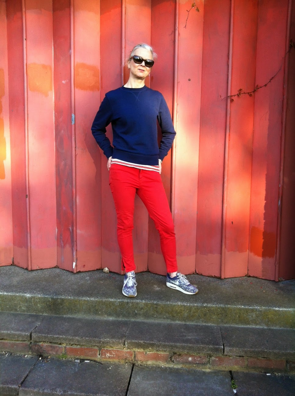 how to wear red jeans