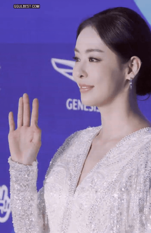 이다희 레드카펫 V넥