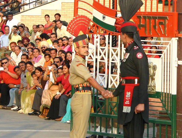 India Pakistan Border Guard20150813163123 স্বাধীনতা দিবস : ভারত পাকিস্তানের শুভেচ্ছা বিনিময় বন্ধ