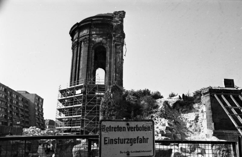 Dresden_Frauenkirche1945.jpg