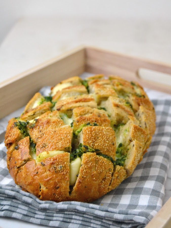 Pan relleno de queso, ajo y perejil receta