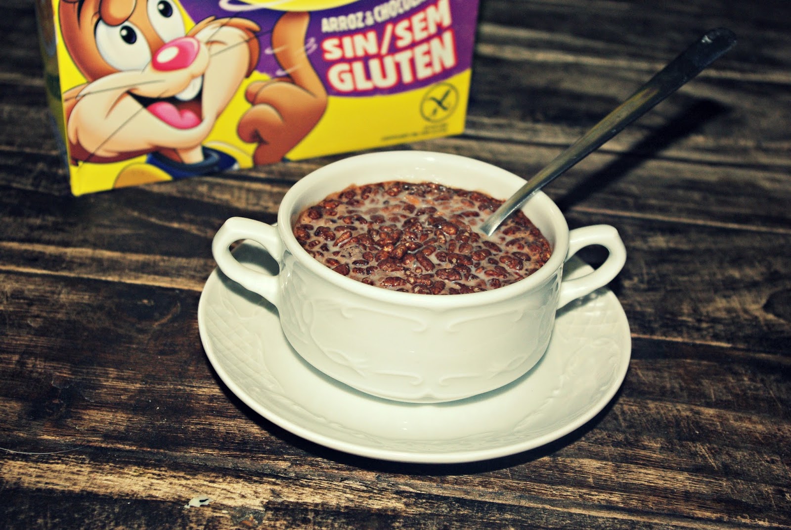 Coloque 2 tazas de desayuno leche y cereales — Simple Day