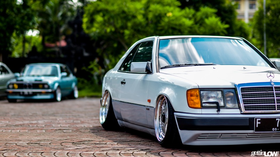 Tuning Mercedes Benz W124 Coupe Stance.