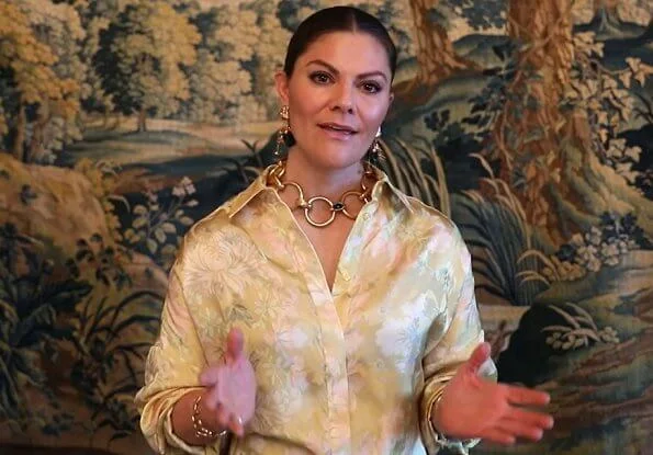 Crown Princess Victoria wore a new jacquard patterned shirt from H&M Conscious Exclusive AW20. The Princess wore a gold chain necklace