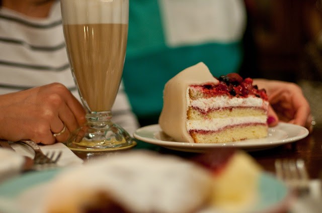 фруктово-йогуртовый торт и латте