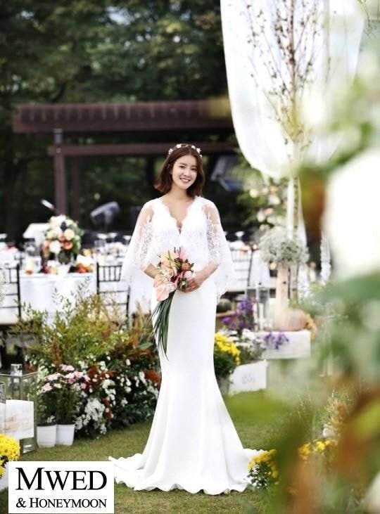 Netizen Diskusikan Sederet Gaun Pernikahan Selebriti Wanita Korea yang Paling Indah dan Menawan 18 %25ED%2595%25B4%25EC%2599%25B8%25EC%259B%25A8%25EB%2594%25A9%25EB%2593%259C%25EB%25A0%2588%25EC%258A%25A4