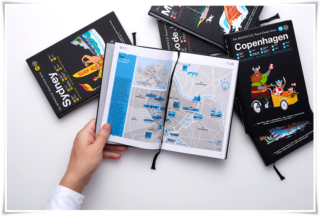 счастливые туристы. турист с рюкзаком. Traveling guides. Travel guide design.