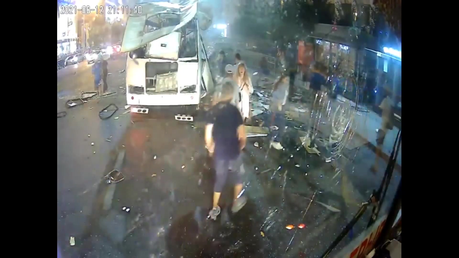 взрыв в общественном месте. камеры видеонаблюдения воронеж. в воронеже прохожий поднял. парень на камере видеонаблюдения. в воронеже мужчине оторвало руки.