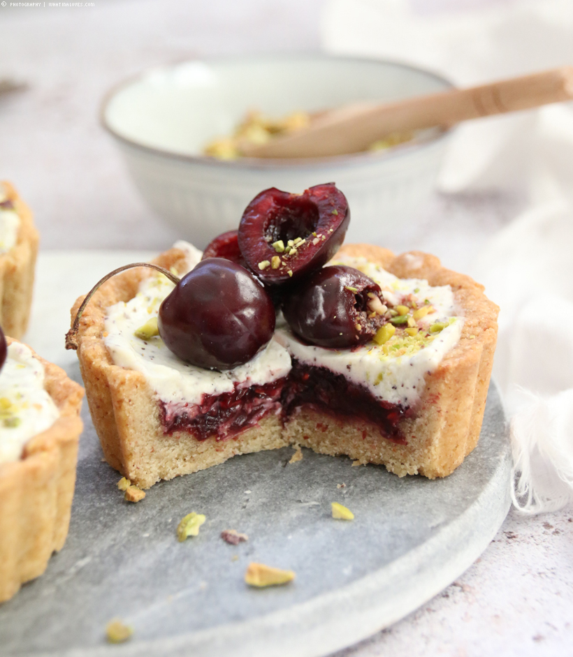 gefüllte Kirschtartelettes mit weißer-Schokolade-Mohncreme