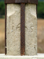 Base de la Creu de Terme amb la inscripció de 1695