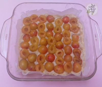 Pastel de ciruelas con streusel. Receta Vegana.