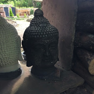 Buddhafigur im Meditationsgarten Asiatische Objekte im Garten der Stille