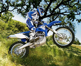 Moto yamaha , yamaha WR450, wr450 yamaha - motocross, salto en moto - moto saltando - haciendo motocross - hombre motado en moto - hombre en moto - compitiendo en moto