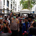 Demo Tolak Omnibus Law, Mahasiswa Bagi-bagi Mawar ke Polisi di DPRD Sumut
