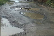 Pengguna Medsos Ajak Warga Patungan dan Gotong Royong Perbaiki Jalan Desa Air Itam