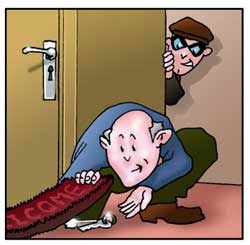 Un signore nasconde sotto al tappeto di ingresso la chiave di casa, mentre viene osservato da un tipo losco. che in casa non c'è nessuno.