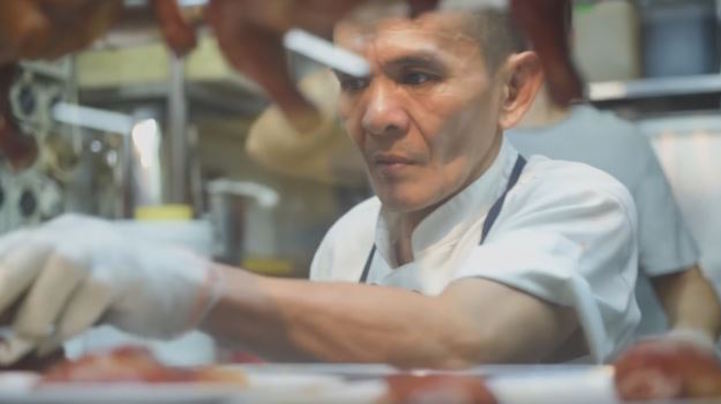 Singapore Street Food Vendor Serves $1.50 Meals And Receives A Prestigious Michelin Star Singapore Street Food Vendor Serves $1.50 Meals And Receives A Prestigious Michelin Star