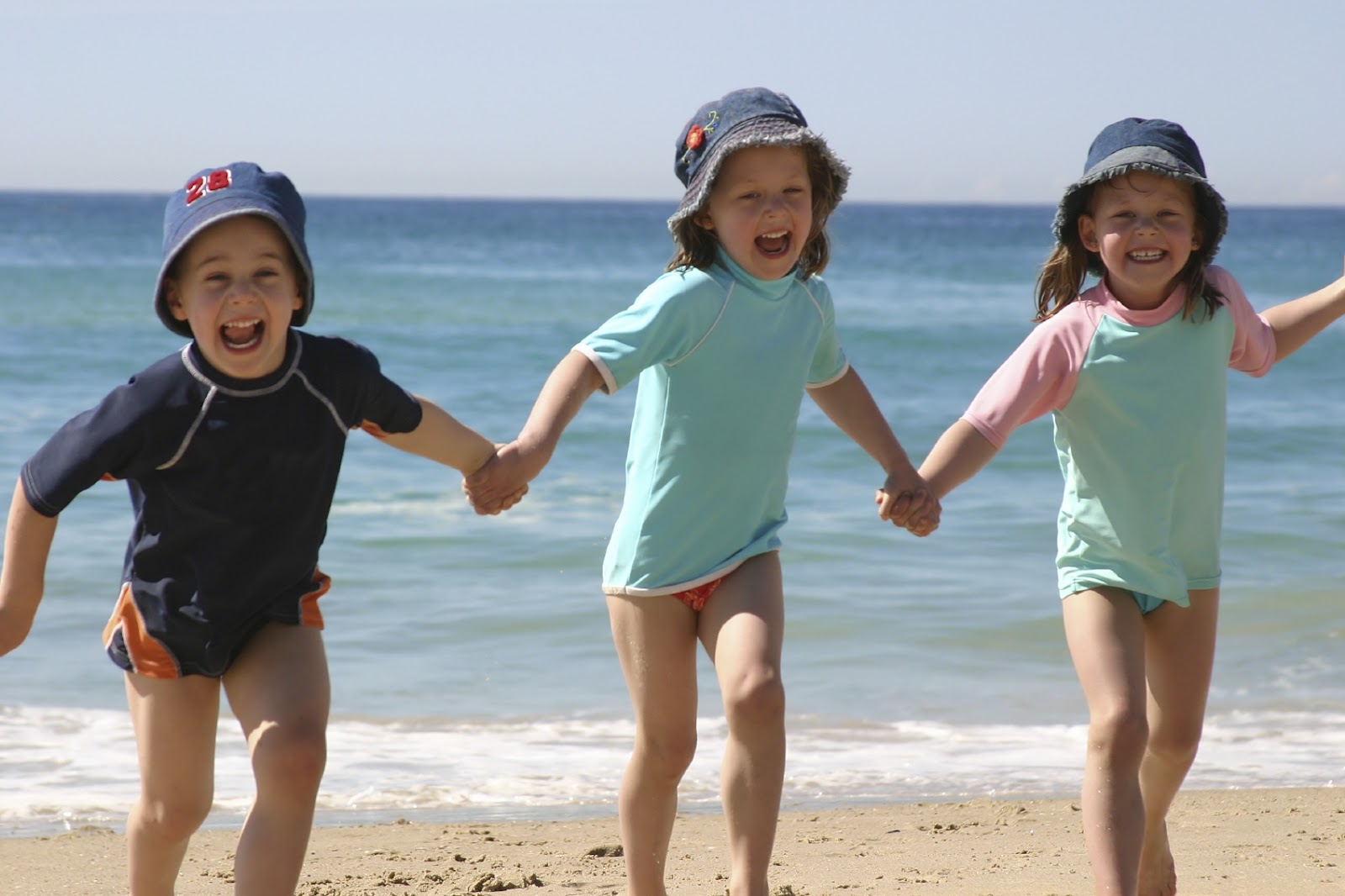 Fkk kids. Дети на море. Детишки на пляже. Ребятишки на пляже. Маленькие дети на море.