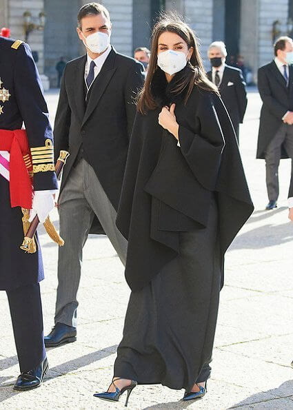 Queen Letizia wore a new silk blouse from Maksu, and a fux fur collar cape from Carolina Herrera. Maksu Ecru Fontana Blouse and Magrit pumps