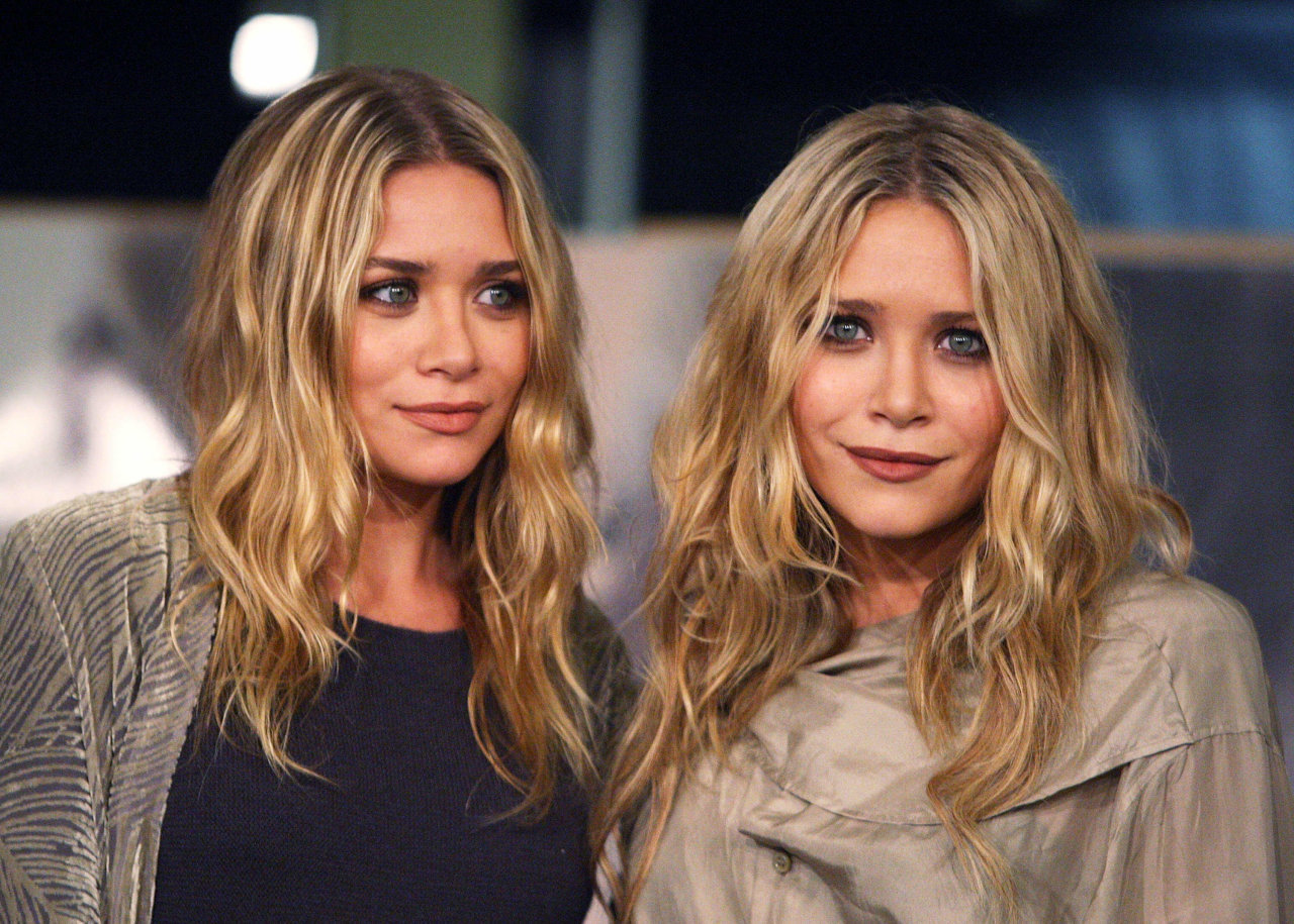 http://1.bp.blogspot.com/-UKjAsteQLCs/T1vKongAhoI/AAAAAAAAGIU/Sy4GohmjU3A/s1600/Olsen-Twins-mary-kate-and-ashley-olsen-17173469-1280-915.jpg