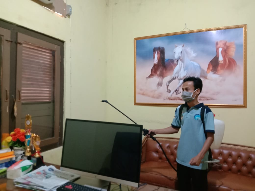 Hadapi New Normal: Pemkab Pesisir Barat Semprotan disinfektan secara massal