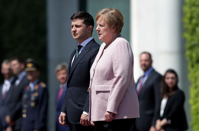 Angela Merkel apresenta tremor em cerimônia oficial em Berlim
