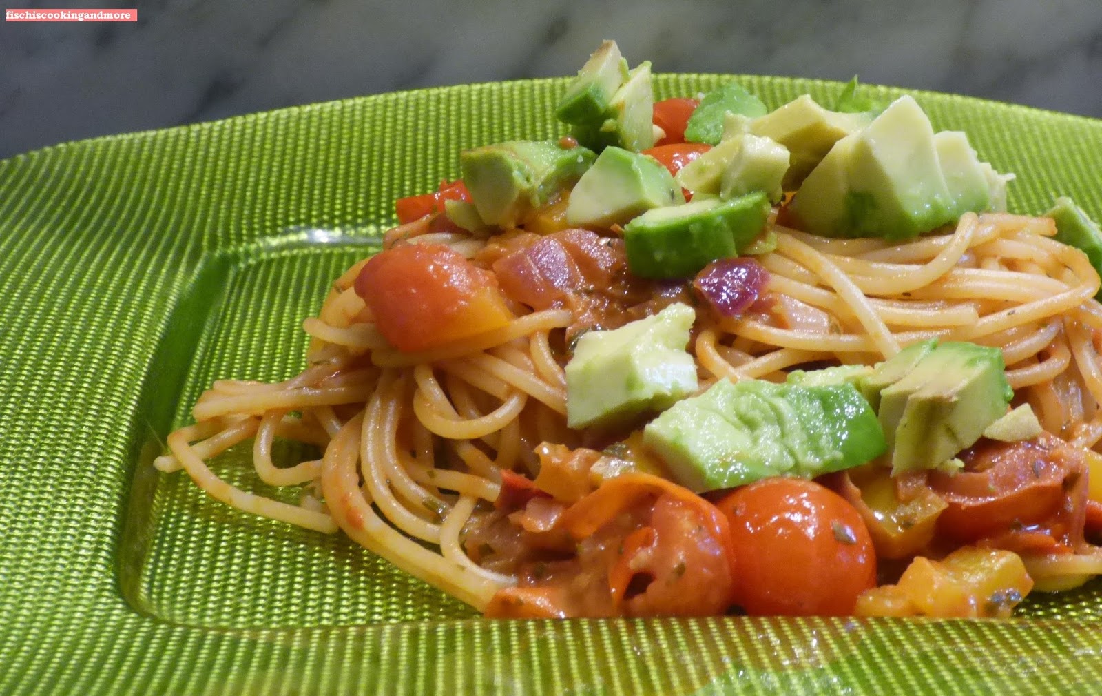spaghetti mit avocado tomatensauce