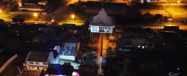 Bar em Colombo faz festa em Guindaste: A mais de 40 metros de altura do chão