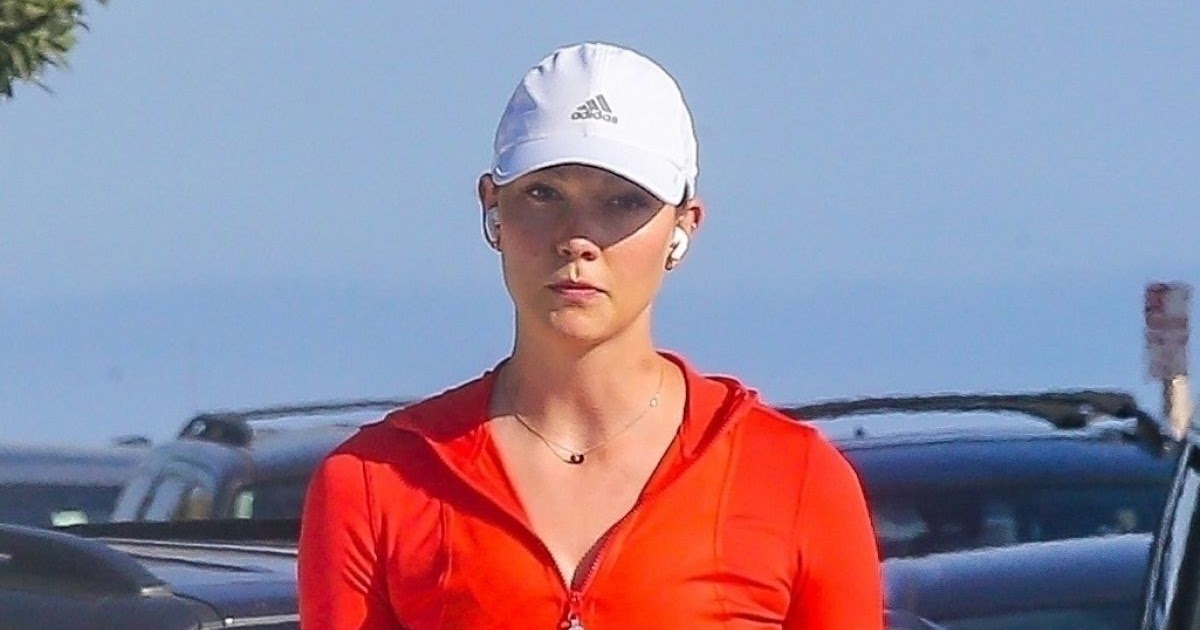 Karlie Kloss Outside Hiking at a Beach in Malibu 12jun -2020